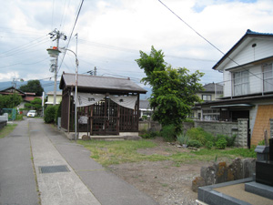 南側から見たいぼとり地蔵堂